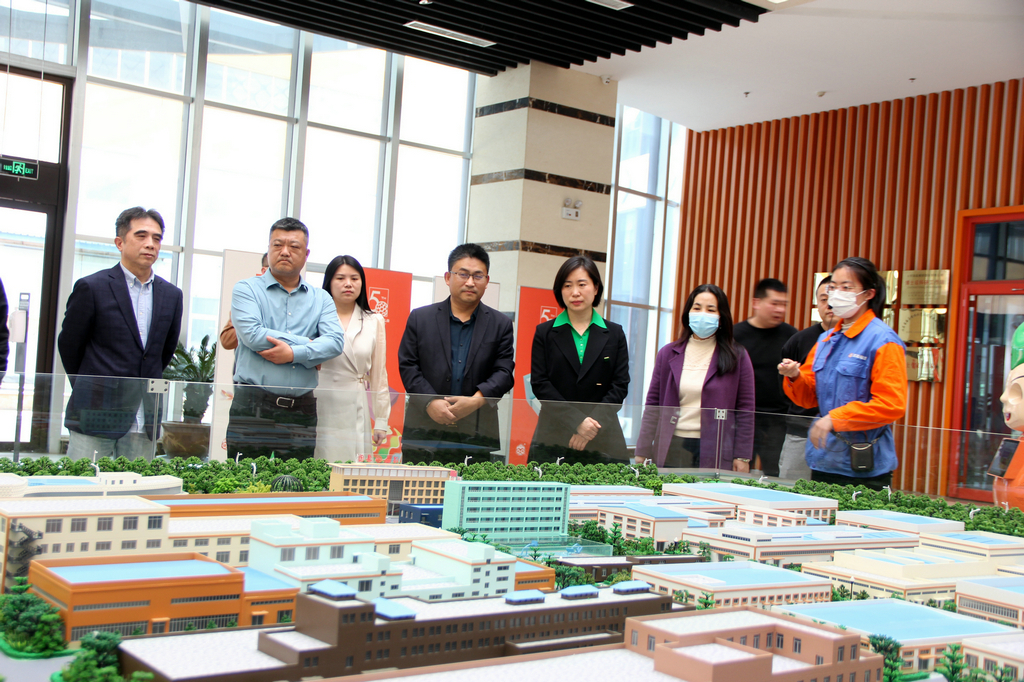 仙桃市黨組成員張艷敏來潔晶集團(tuán)考察