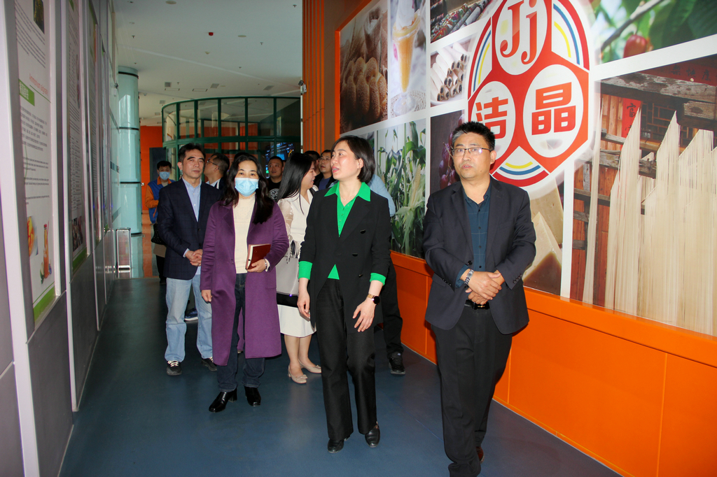 仙桃市黨組成員張艷敏來潔晶集團(tuán)考察